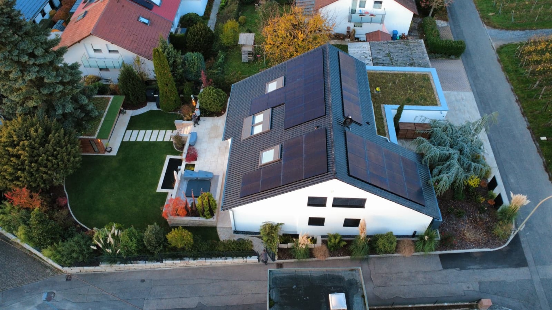 Moderne Photovoltaikanlage auf Wohnhaus